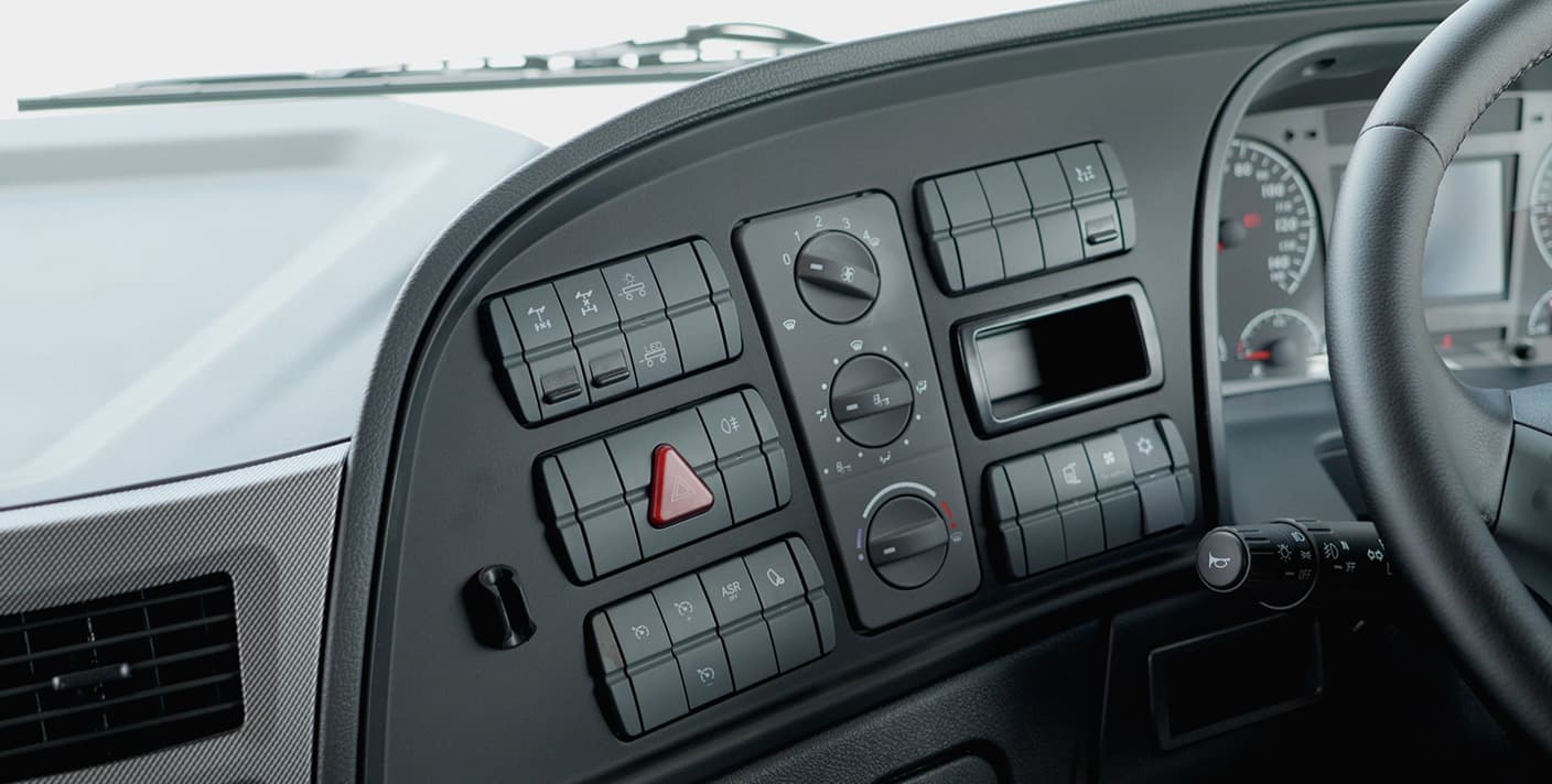Auman R dash controls and ventilation